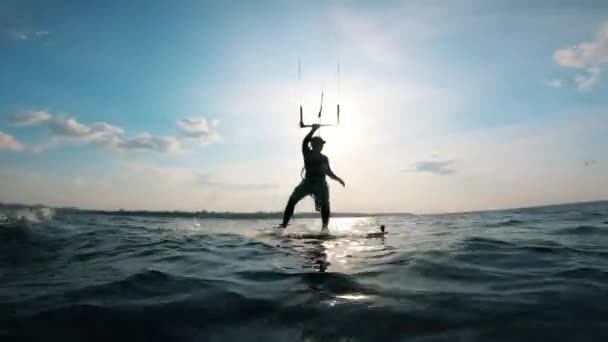 Desportista profissional montando um kiteboard . — Vídeo de Stock