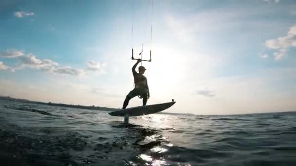 Una persona en el kiteboard en el agua . — Vídeo de stock