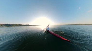 Güneşin altında kayak yapan bir adamın arka görünüşü