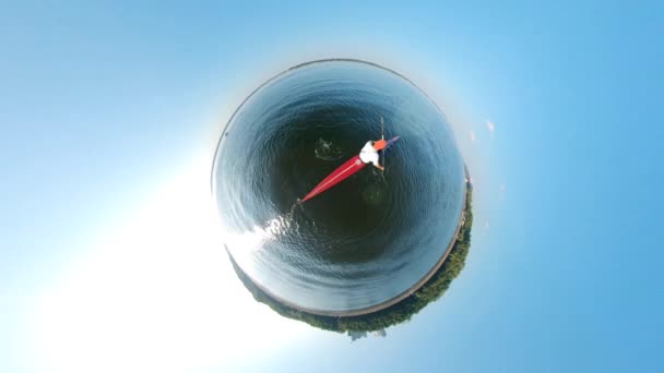 Une personne fait du kayak le long du lac dans un panorama rond — Video