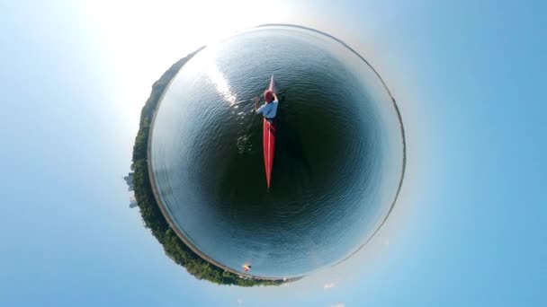 360-stupňové obrácené panorama člověka plujícího na kánoi — Stock video