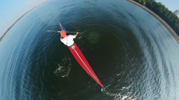 Vedere de sus a unei persoane vâslind peste lac — Videoclip de stoc