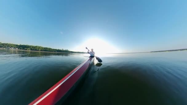 Vista frontal estirada de un hombre montando un kayak — Vídeo de stock