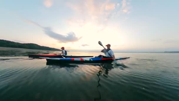 Canoa di una femmina e di un maschio vogatori — Video Stock