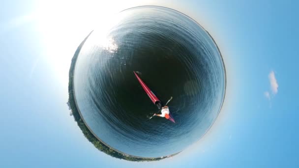 Panorama rotondo di una persona che rema lungo il fiume — Video Stock