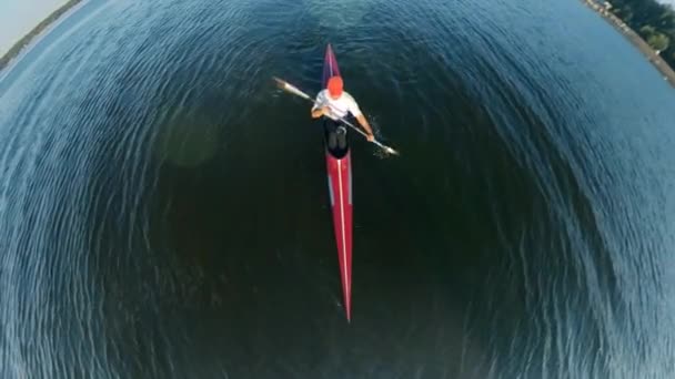 Utsikt ovanifrån över en man som paddlar på en kanot — Stockvideo