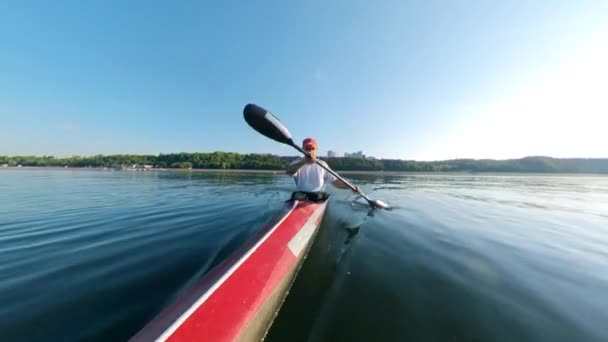 Un uomo sta remando su una canoa in una vista frontale — Video Stock