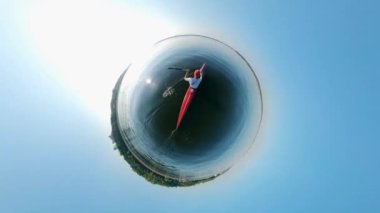 Kano süren bir adamın 360 derecelik manzarası