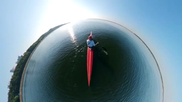 Rond zicht op een persoon die kanoën langs de rivier — Stockvideo