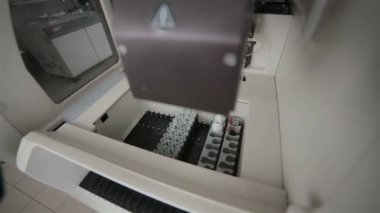 İlaç biomaterial modern laboratuarında çalışan modern tıbbi ekipman otomatik.