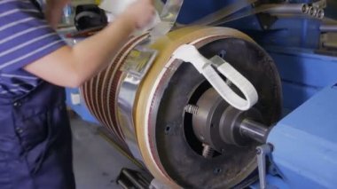 Elektrik santrali işçisi parçaları yüklüyor, elektro motor monte ediyor, trafo kuruyor..