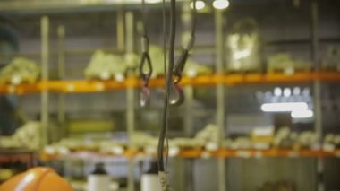 Bir fabrikadaki vinç kancasının hareketi..