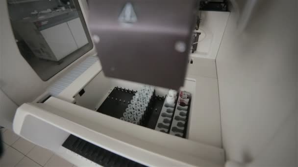 Farmaceutische geautomatiseerde moderne medische apparatuur werken met biomaterial in moderne lab. — Stockvideo