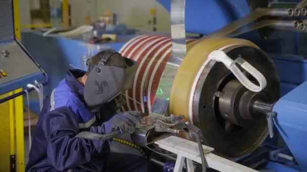 Saldatore saldatura metallo in una fabbrica di produzione di motori elettrici . — Video Stock