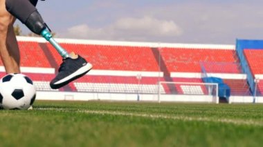 Stadyumda engelli bir adamın yaptığı futbol antrenmanı, futbol.