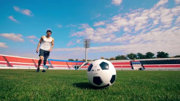 Спортсмен з біонічною ногою вражає м'яч — стокове відео