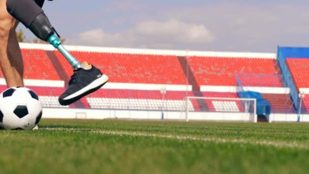 一名残疾人在体育场举行的足球练习，足球 — 图库视频影像