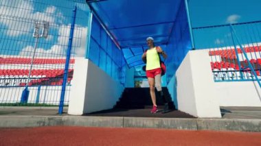 Stadyuma yapay bacaklı engelli bir adam geliyor.