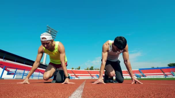 Мужчины с заменой ног начинают гонку на стадионе — стоковое видео
