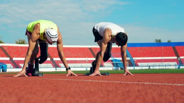 人工足を持つ2人のランナーが練習中 — ストック動画