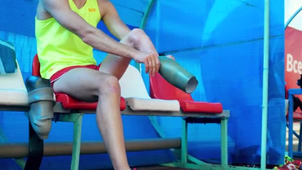 Leg prosthesis is getting assembled by a male athlete — Stock Video