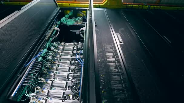 Um rack com computador de trabalho no data center . — Vídeo de Stock