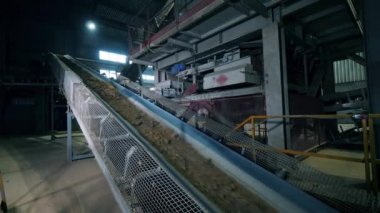 Parçalanmış taş fabrika konveyöründe hareket ediyor..