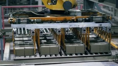 Fabrika sanayi makineleri tuğlalarla çalışır, onları taşır..