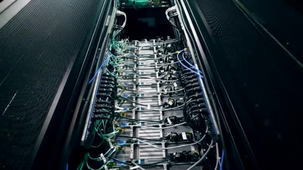 Serveur informatique moderne fonctionnant dans un centre de données .