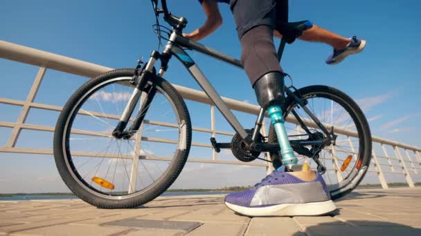 Инвалид начинает ездить на велосипеде — стоковое видео