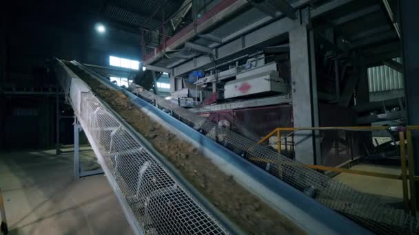 Piedra triturada moviéndose en un transportador de fábrica . — Vídeos de Stock