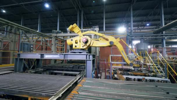 El equipo industrial mueve bloques de ladrillos de una línea . — Vídeos de Stock