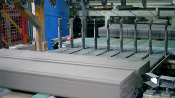 Рабочая машина нарезает кирпичи на заводе . — стоковое видео