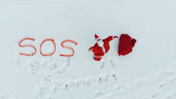 Santa Claus is asking for help in the snow — Stock Video