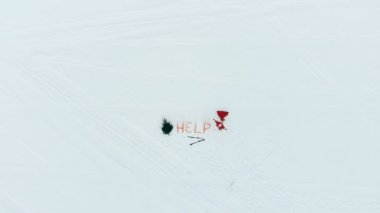 Şiddetli karlar altında Noel Baba yardım istiyor.
