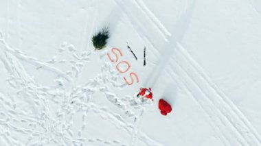 Karda bir işaret ve Noel Baba çığlık atıyor.