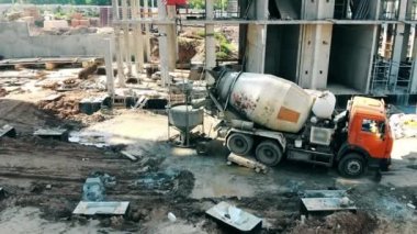 Betonu karıştıran endüstriyel makineli bir proje alanı