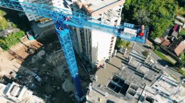 Projenin parkındaki inşaat vinci en üstte