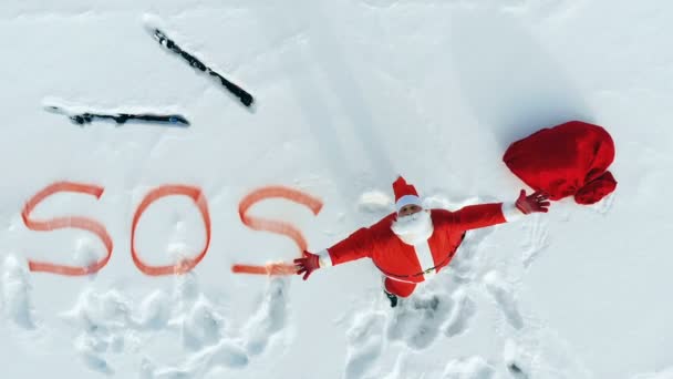 Screaming Santa Claus, skis and a SOS sign — Stock Video