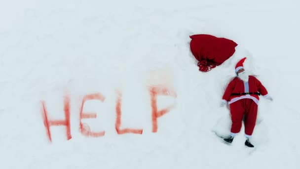 Sníh, pomoc znamení a Santa Claus dělat sněžný anděl — Stock video