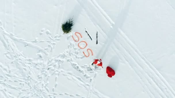SOS sign in the snows and Santa Claus screaming — Stock Video