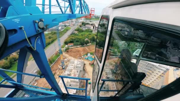 Vista superior desde la cabina de una grúa de construcción — Vídeos de Stock