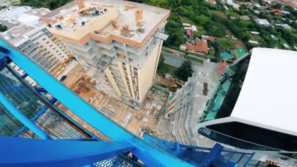 Edifício em construção visto do guindaste em uma vista superior — Vídeo de Stock