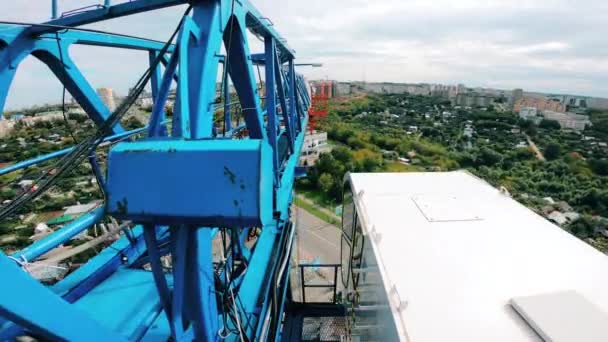 从起重机吊臂上俯瞰全市 — 图库视频影像