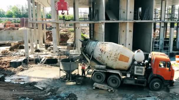 İnşaat alanında çimento karıştırma makinesi — Stok video
