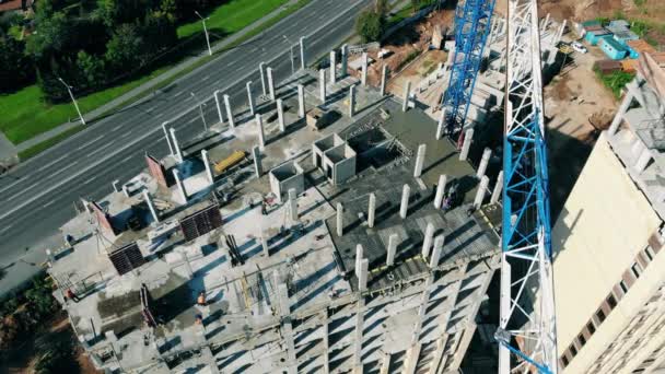Vista superior de una casa de construcción con los trabajadores en ella — Vídeo de stock
