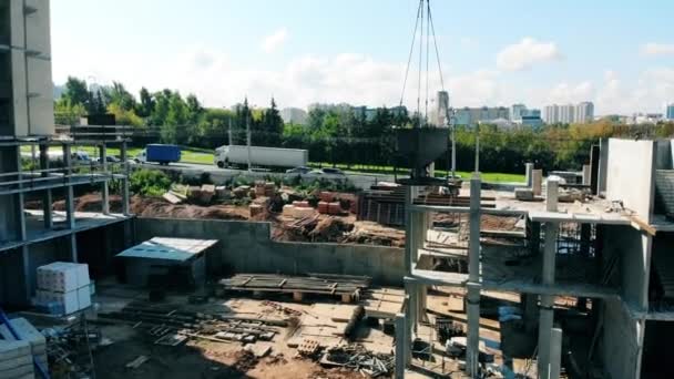 Site de construction urbaine avec une autoroute à proximité — Video