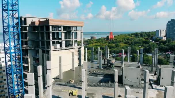 Процес будівництва багатоповерхового бетонного будинку — стокове відео