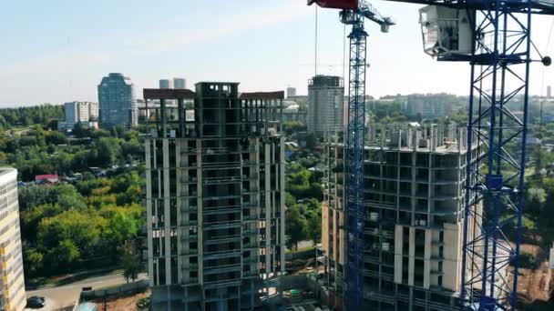 Строятся многоэтажные бетонные дома — стоковое видео