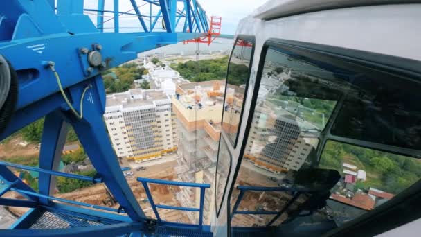 La grúa de construcción se mueve en una vista desde la cabina — Vídeos de Stock